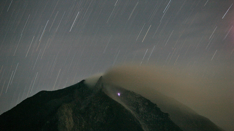 Illustration for article titled Rocks rain over Sumatra as terrible volcano keeps erupting